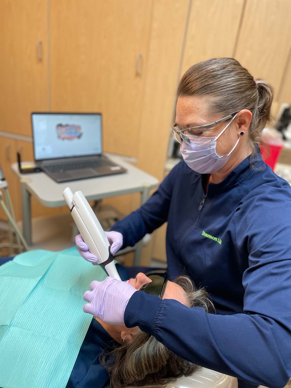 Shannon scanning a patient